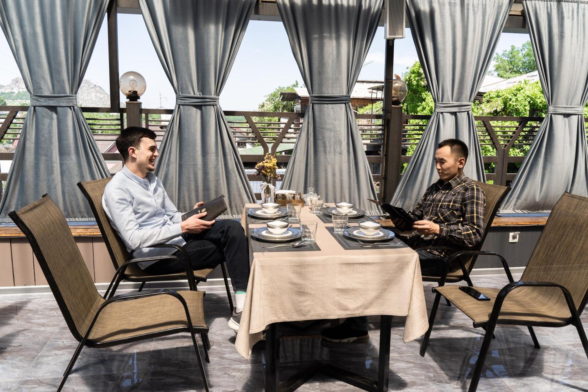 Cube House Osh Hotel Ngoại thất bức ảnh